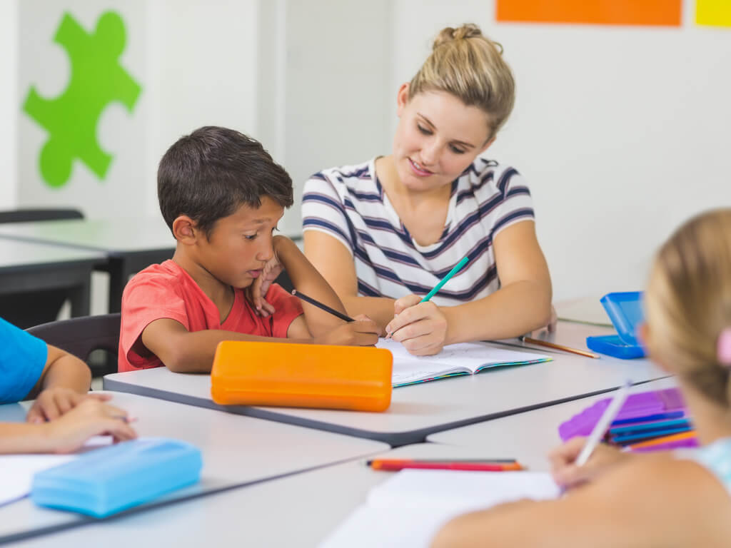 teacher using math intervention strategy with struggling student